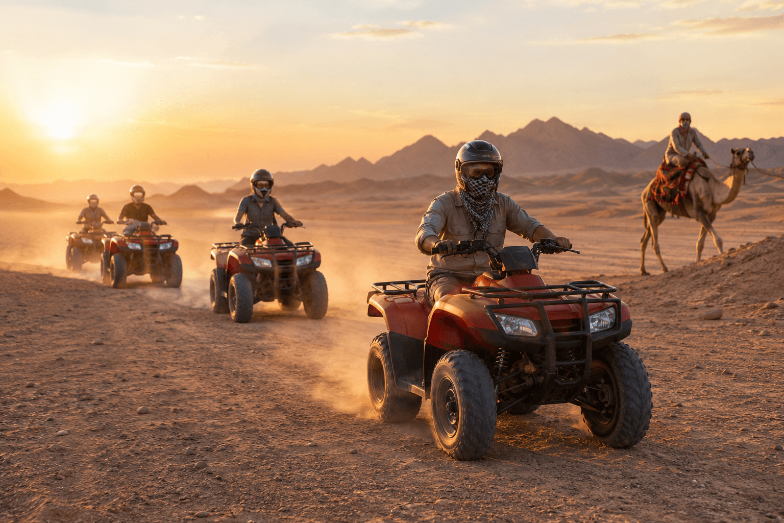 Quad-Gruppe in der Wüste bei Sonnenuntergang mit Kamel im Hintergrund